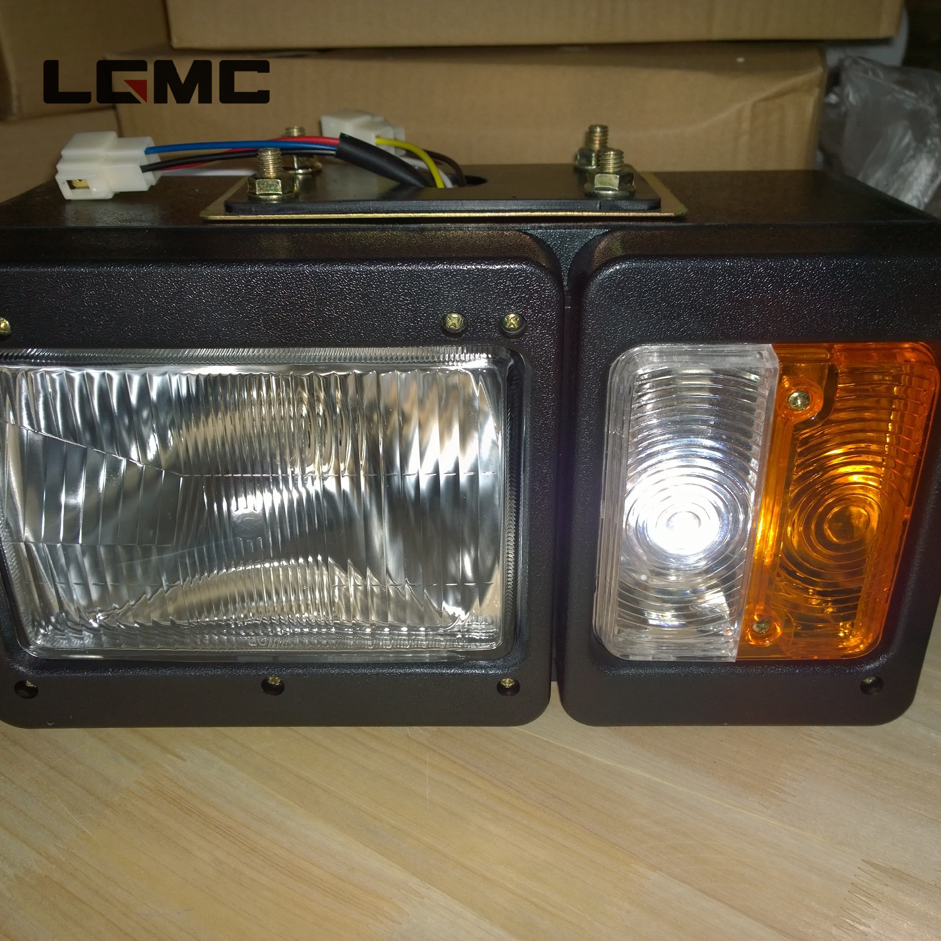 32B0099	LGZHD2G-R	Combined headlight right