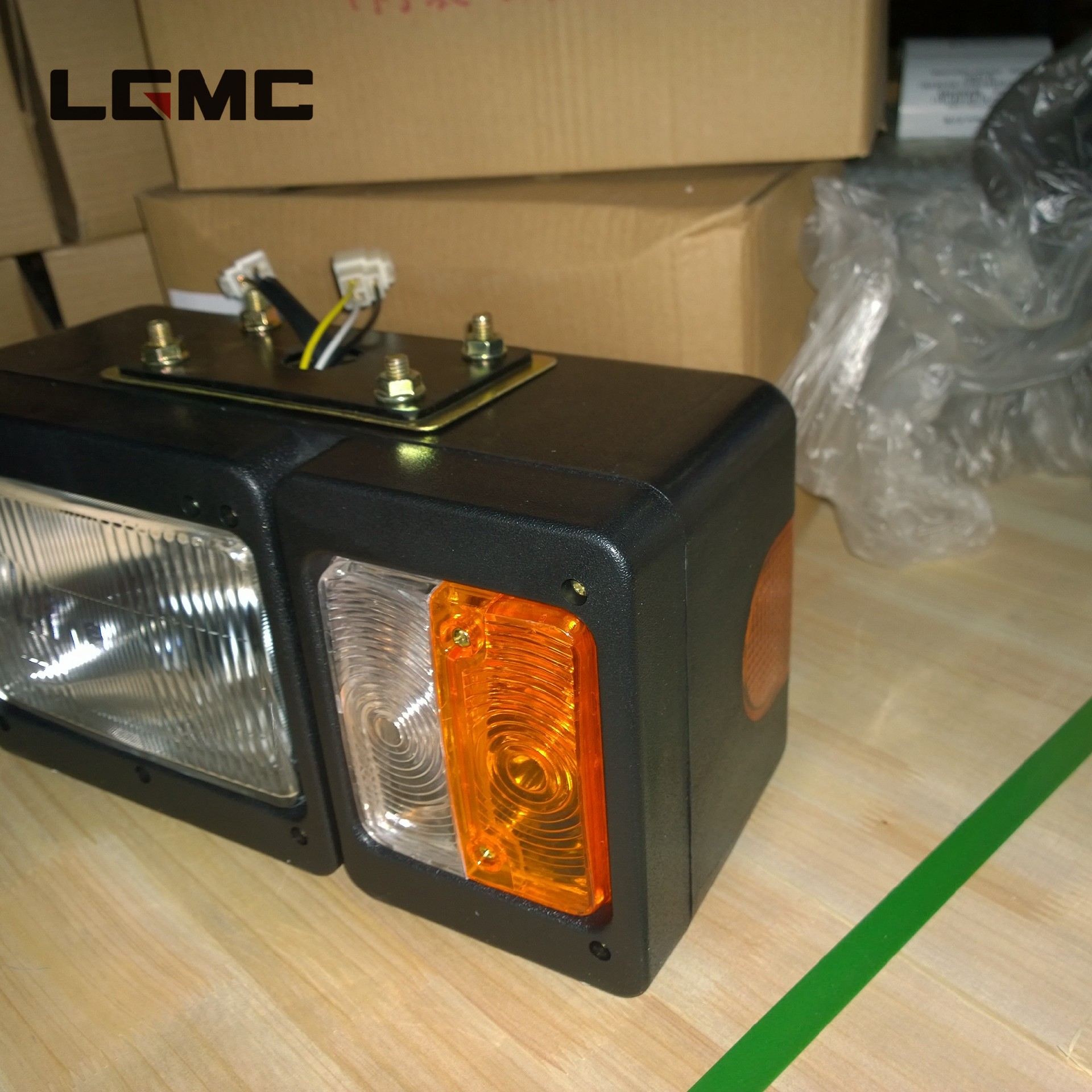 32B0099	LGZHD2G-R	Combined headlight right