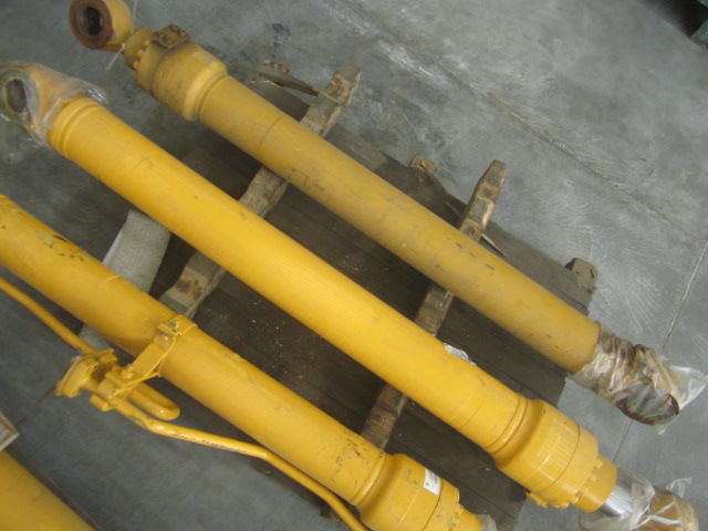 10C0245		Left boom cylinder CLG200-3-DBYG