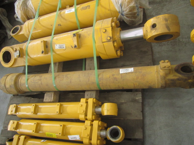 10C0375		Bucket cylinder B6385-23700