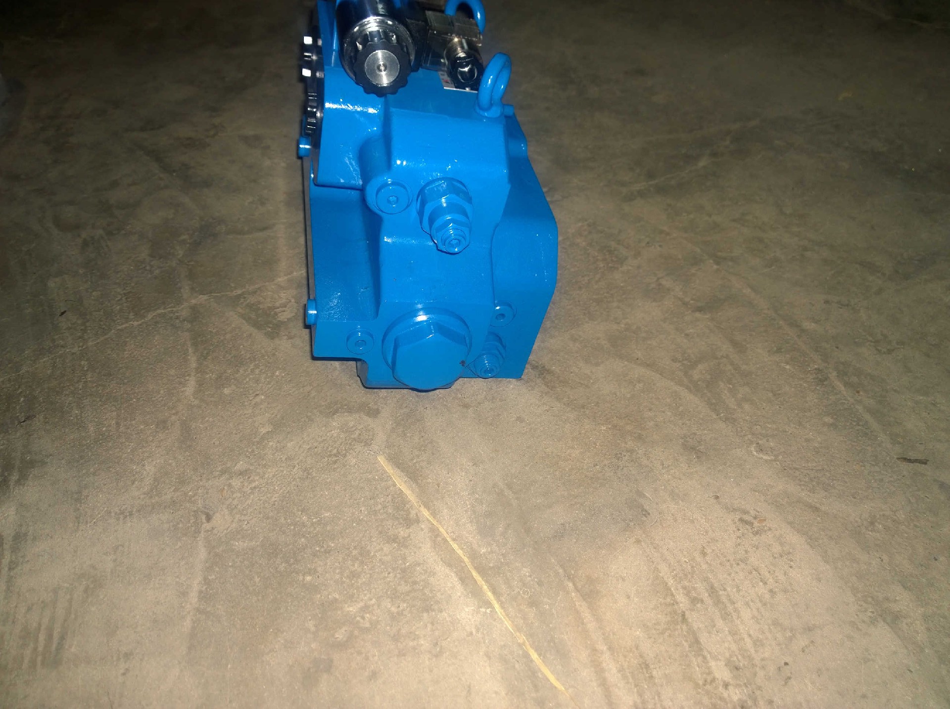 4120008414		Electro-hydraulic reversing valve