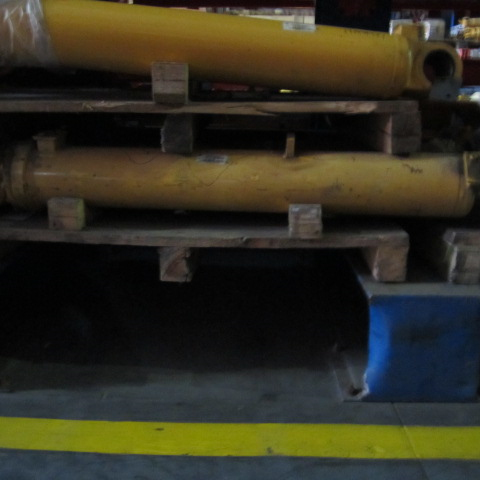 10C0249X0		Left boom cylinder